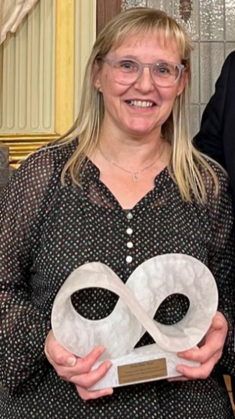 La Alianza Agroalimentaria Aragonesa otorgó el "Premio a la industrialización y comercialización agroalimentaria 2025 " a Pilar Febas , resaltando su trayectoria profesional y su continuo carácter innovador.
El premio es simbólico y consiste en una escultura de alabastro y un diploma.
Gracias a la Alianza Agroalimentaria Aragonesa por trabajar por dar visibilidad a la agroalimentación y el medio rural.💚💚